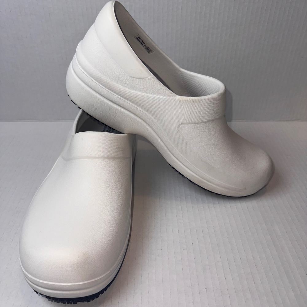 Crocs Neria Pro II Clogs Women 10 White Work Shoes Slip Resistant Comfort